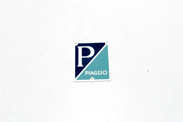 TA1450 - SCUDETTO PIAGGIO IN ALLUMINIO CON FISSAGGIO A 3 FORI PER VESPA 125 VN2T Occasione Imperdibile