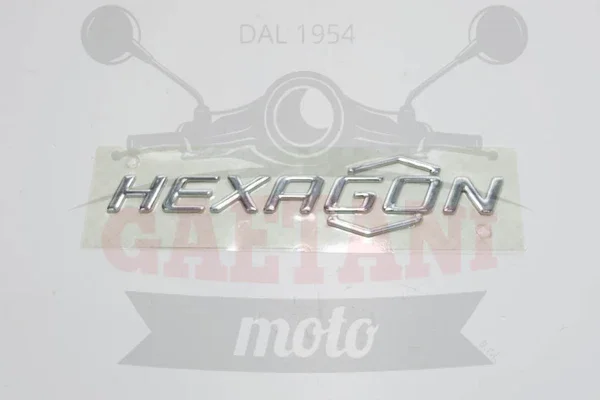 Compra Oggi Stesso 573488 - TARGHETTA LATERALE ORIGINALE PIAGGIO ''HEXAGON'' 125 150 LX LXT LX4