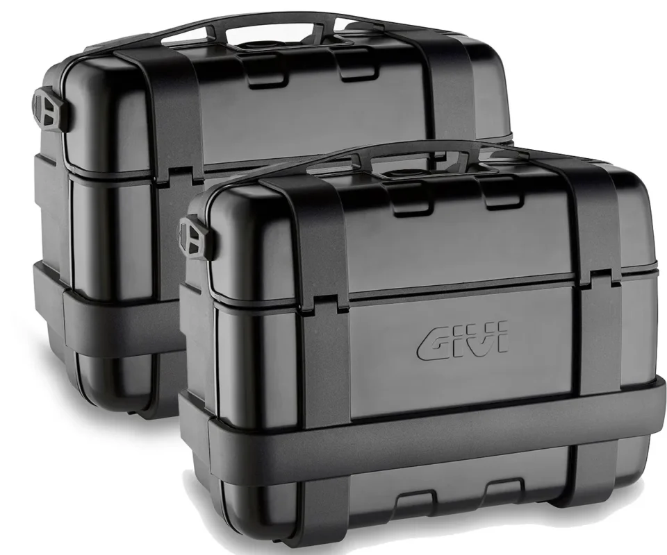 Givi Coppia Valigie Laterali Trekker Black 33Lt + Kit Fissaggio CF MOTO 450 MTModelli dal 2021 al 2026. TRK33BPACK2 + PL9226 Ultime Pezzi